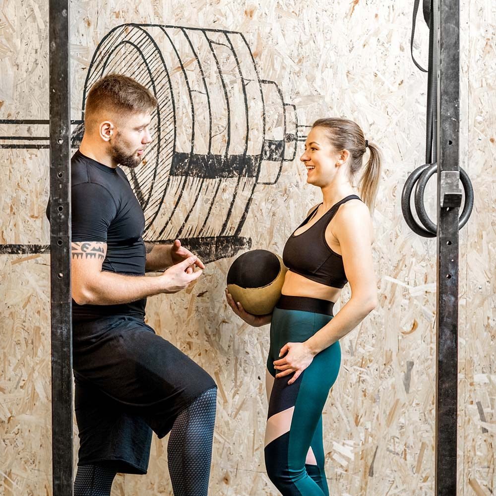 couple talking in the gym TZPMHJE.jpg